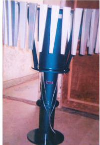 Snow-capable rain gauge: heated rim, elevated base, wind deflectors. Arrows showing airflow and melt pathway. Snow Gauge
